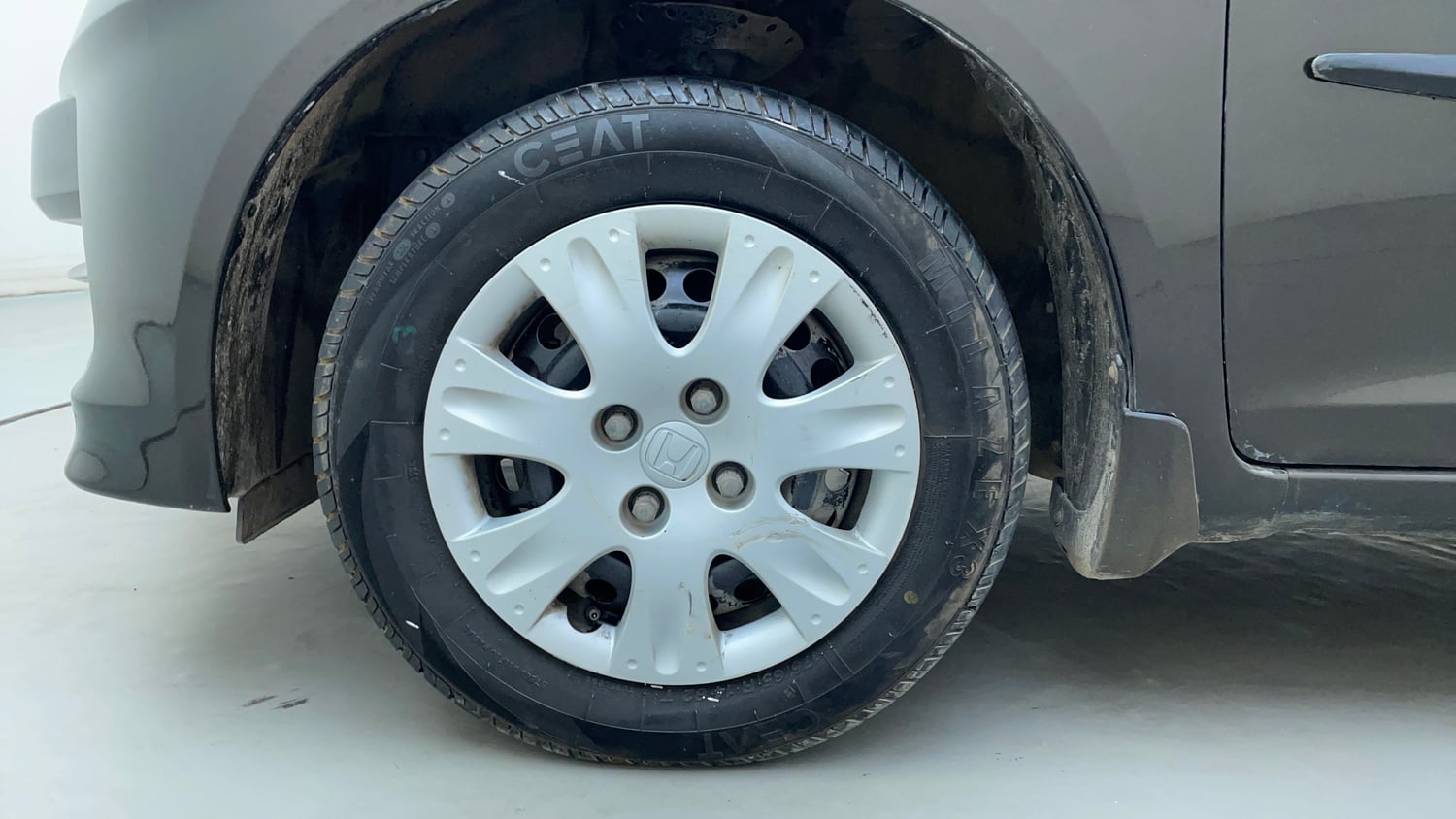 Used 2015 Honda Amaze 1.2 SX i-VTEC Petrol Manual tyres LEFT FRONT TYRE RIM VIEW