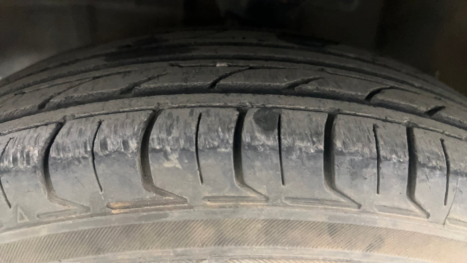 Used 2013 Hyundai i10 Magna 1.2 CNG (Outside Fitted) Cng Manual tyres LEFT FRONT TYRE TREAD VIEW