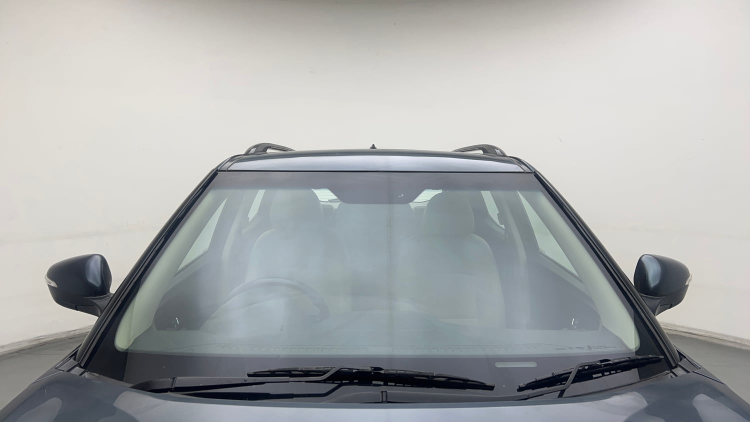 Used 2022 Mahindra XUV 300 W8 (O) 1.5 Diesel AMT Diesel Automatic exterior FRONT WINDSHIELD VIEW