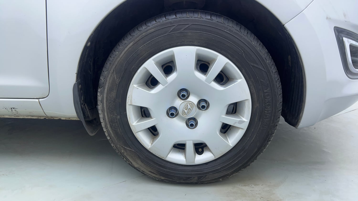 Used 2013 Hyundai i20 Magna 1.2 Petrol Manual tyres RIGHT FRONT TYRE RIM VIEW