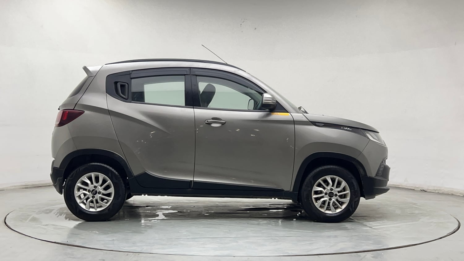 Used 2017 Mahindra KUV100 K6 6 STR Petrol Manual exterior RIGHT SIDE VIEW