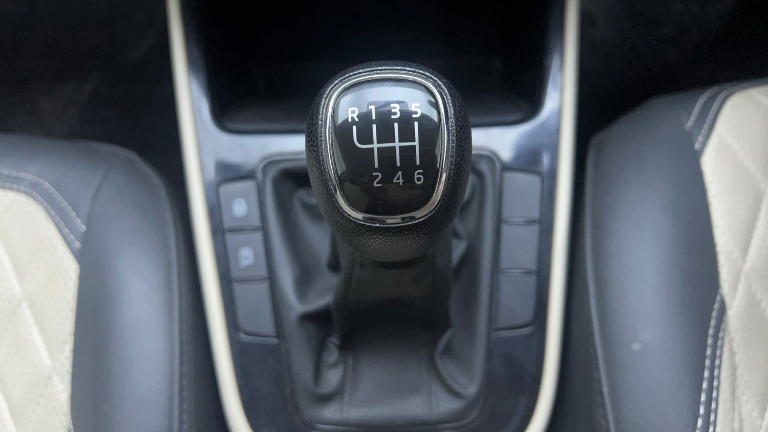 Used 2023 Skoda Slavia Ambition 1.0L TSI MT Petrol Manual interior GEAR  KNOB VIEW