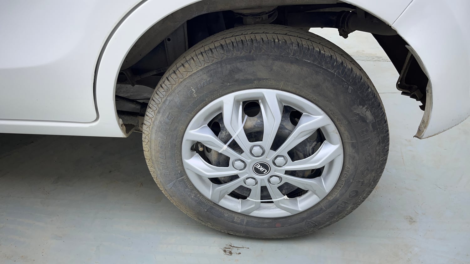 Used 2015 Maruti Suzuki Alto 800 Lxi Petrol Manual tyres LEFT REAR TYRE RIM VIEW