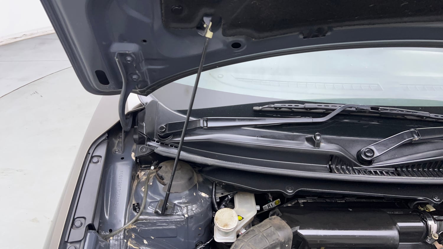 Used 2020 Maruti Suzuki Baleno Delta Petrol Manual engine ENGINE RIGHT SIDE HINGE & APRON VIEW