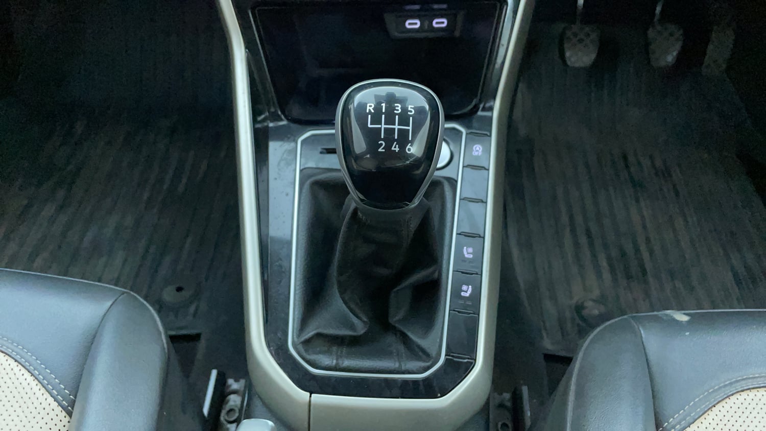 Used 2022 Volkswagen Virtus Topline 1.0 TSI MT Petrol Manual interior GEAR  KNOB VIEW