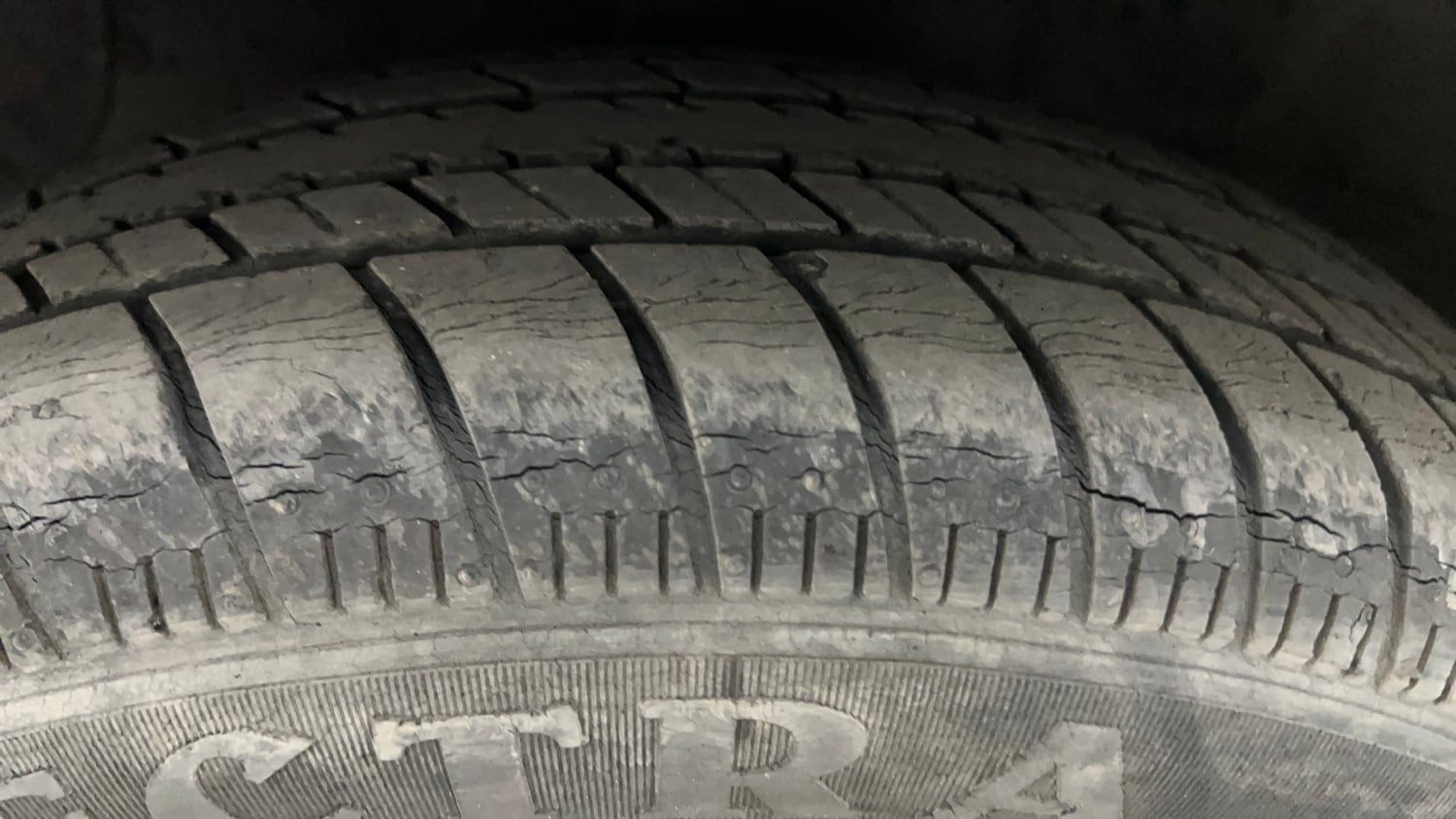 Used 2015 Hyundai Xcent Base 1.2 Petrol Manual tyres LEFT FRONT TYRE TREAD VIEW