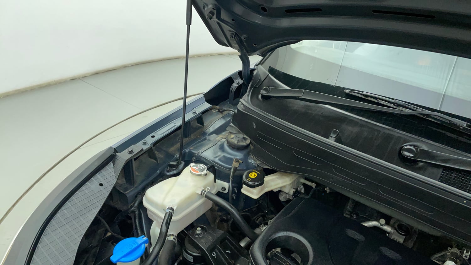 Used 2019 Hyundai Venue SX Plus 1.0 Turbo DCT Petrol Automatic engine ENGINE RIGHT SIDE HINGE & APRON VIEW