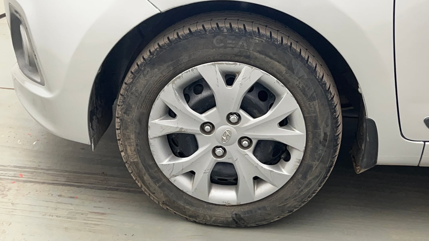 Used 2014 Hyundai Grand i10 Sportz 1.2 Kappa VTVT Petrol Manual tyres LEFT FRONT TYRE RIM VIEW
