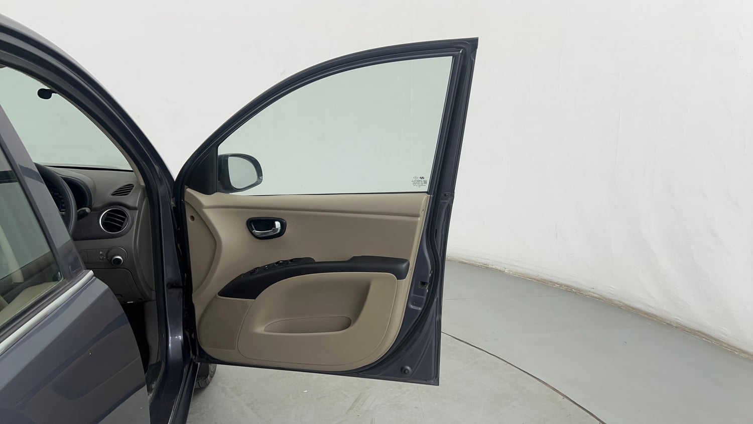 Used 2013 Hyundai i10 Magna 1.2 CNG (Outside Fitted) Cng Manual interior RIGHT FRONT DOOR OPEN VIEW