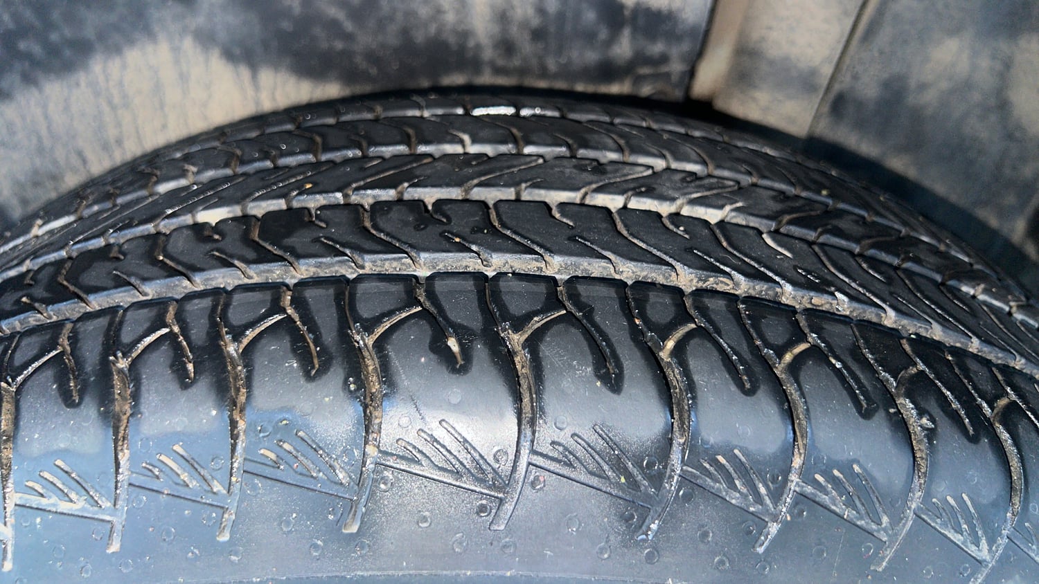 Used 2024 Maruti Suzuki Grand Vitara Alpha Smart Hybrid AT Petrol Automatic tyres LEFT REAR TYRE TREAD VIEW