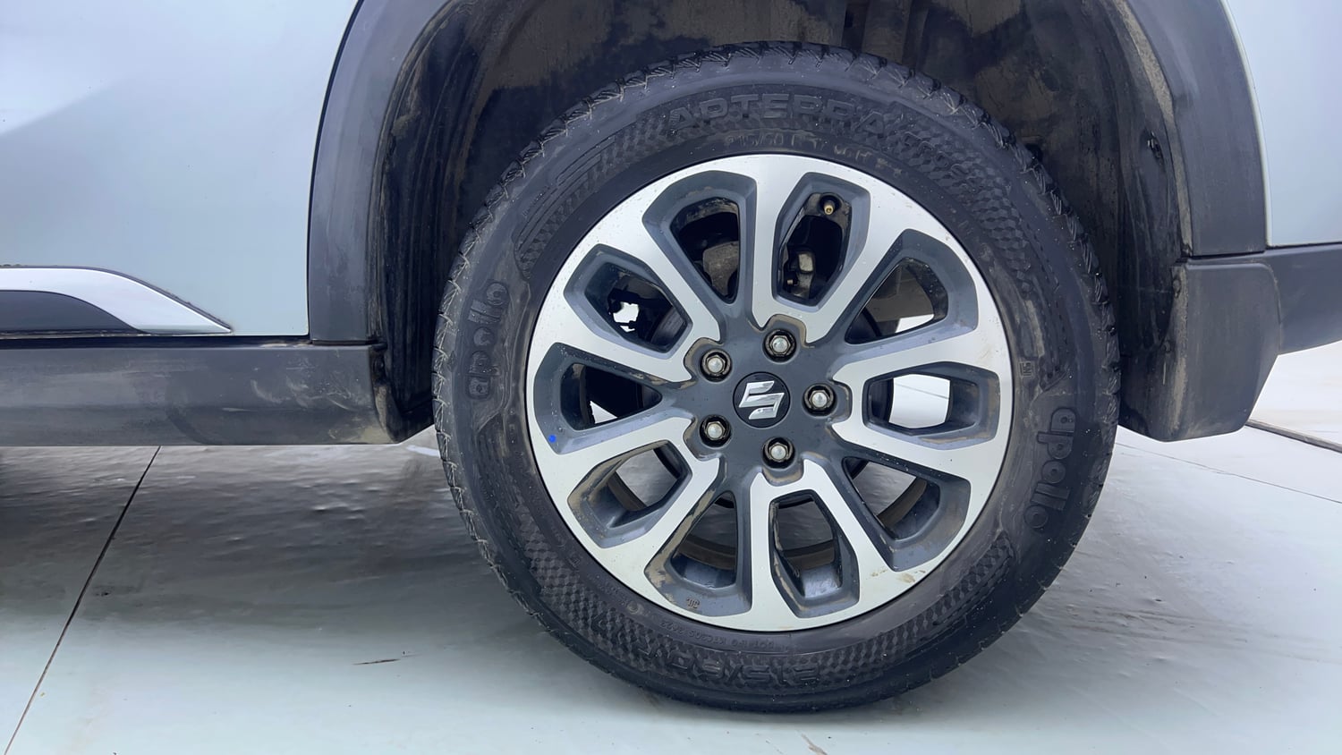 Used 2024 Maruti Suzuki Grand Vitara Alpha Smart Hybrid AT Petrol Automatic tyres LEFT REAR TYRE RIM VIEW
