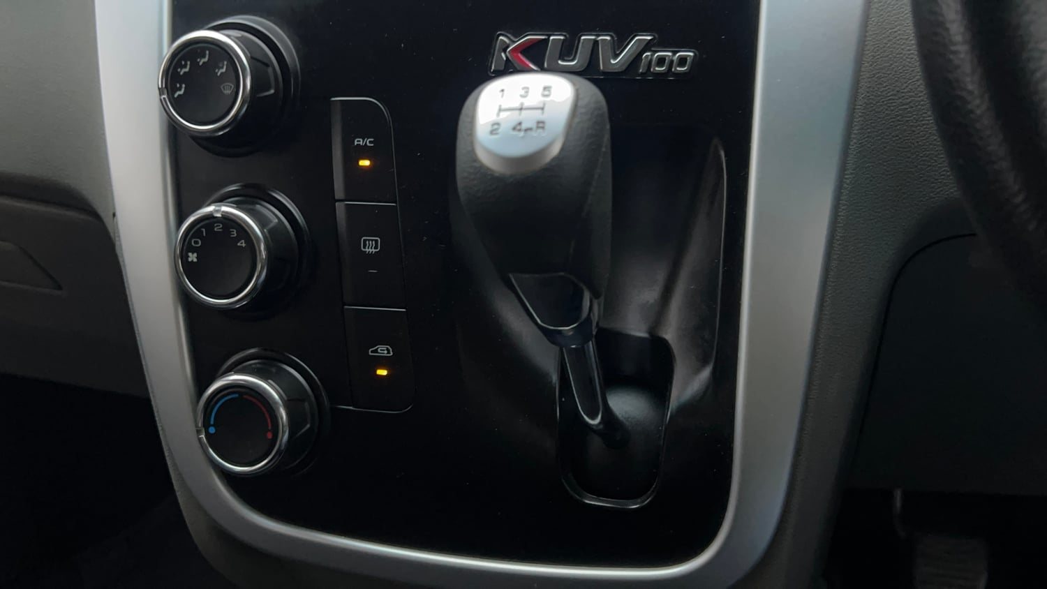 Used 2017 Mahindra KUV100 K6 6 STR Petrol Manual interior GEAR  KNOB VIEW