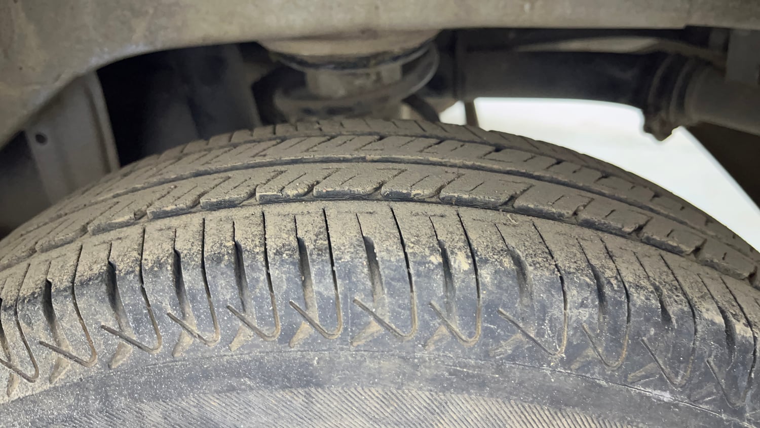 Used 2015 Maruti Suzuki Alto 800 Lxi Petrol Manual tyres LEFT REAR TYRE TREAD VIEW
