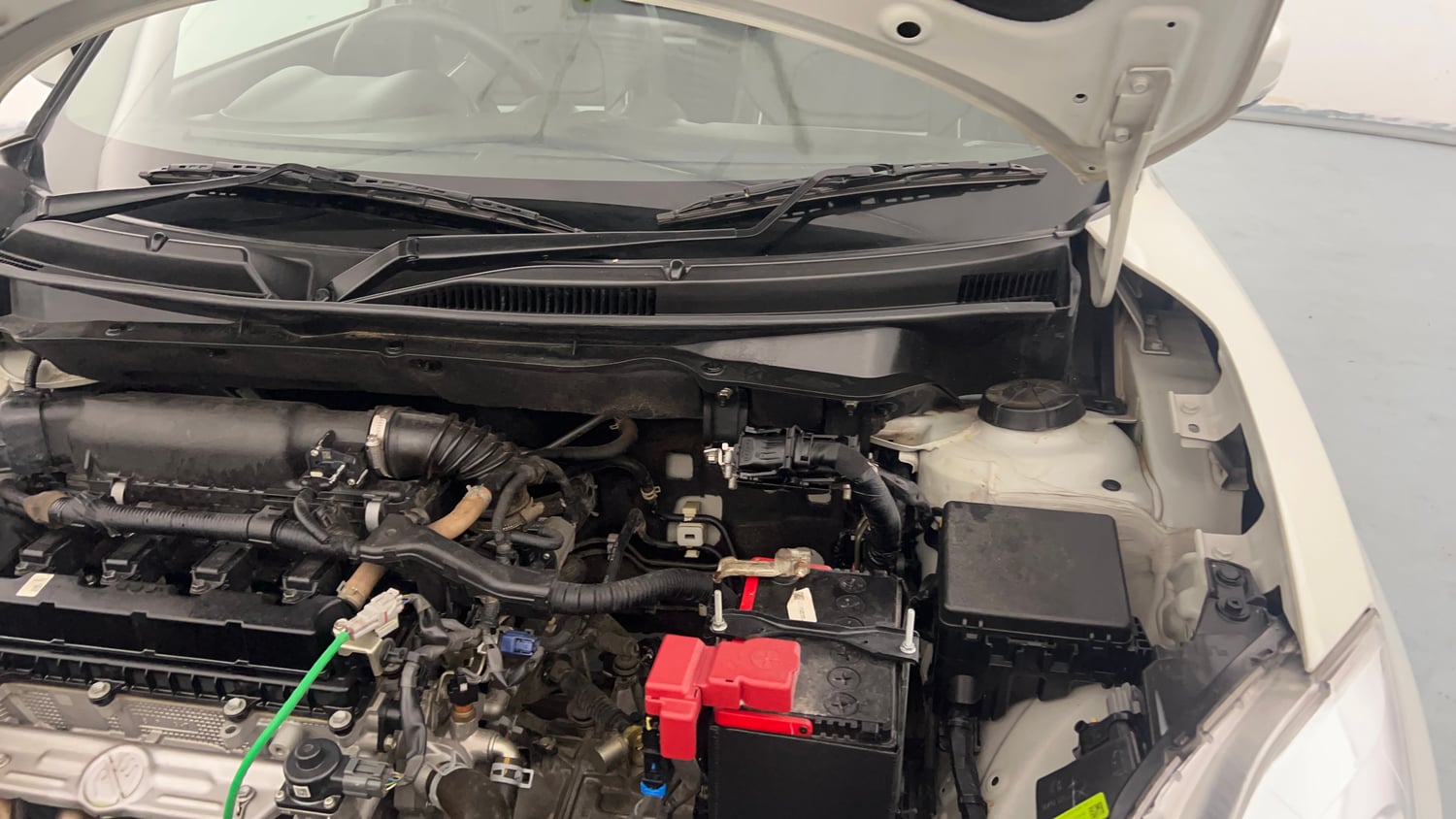 Used 2023 Maruti Suzuki Swift VXi Petrol Manual engine ENGINE LEFT SIDE HINGE & APRON VIEW