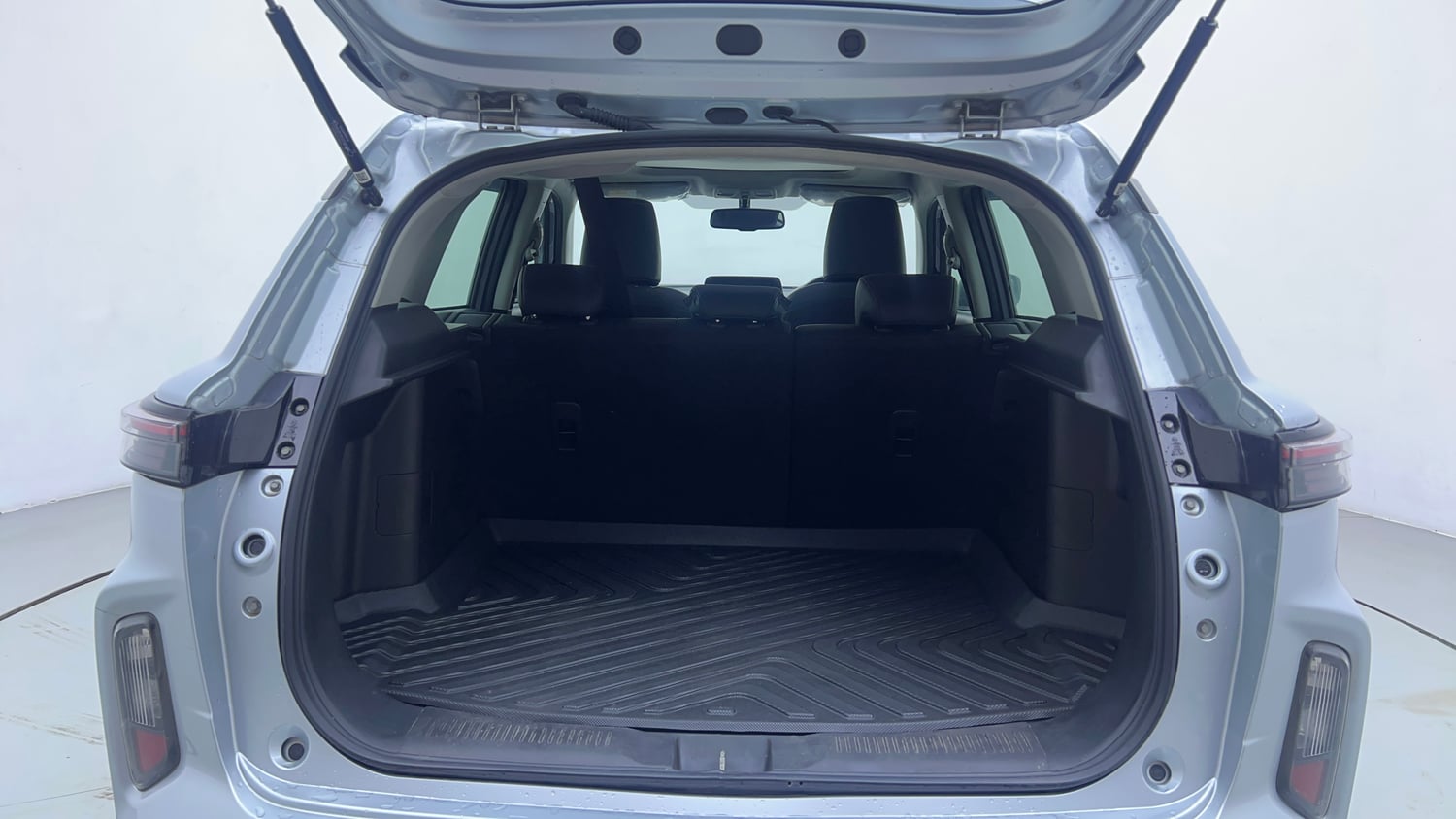 Used 2024 Maruti Suzuki Grand Vitara Alpha Smart Hybrid AT Petrol Automatic interior DICKY INSIDE VIEW