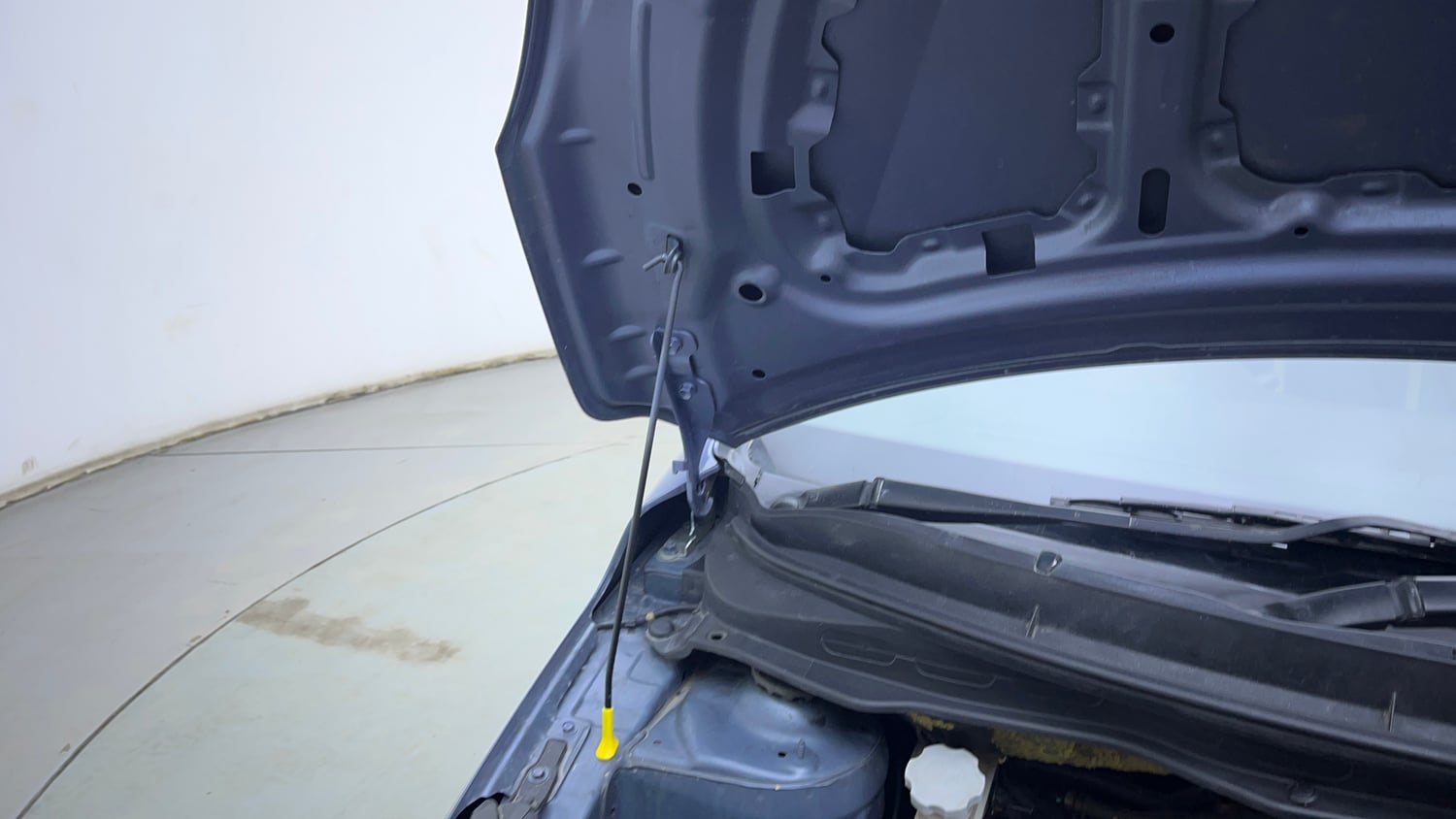 Used 2013 Hyundai i20 Sportz 1.2 Petrol Manual engine ENGINE RIGHT SIDE HINGE & APRON VIEW