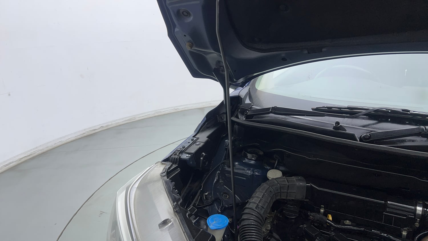 Used 2019 Maruti Suzuki XL6 Alpha MT Petrol Petrol Manual engine ENGINE RIGHT SIDE HINGE & APRON VIEW
