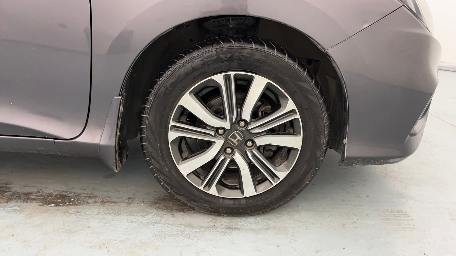 Used 2017 Honda City V CVT Petrol Petrol Automatic tyres RIGHT FRONT TYRE RIM VIEW