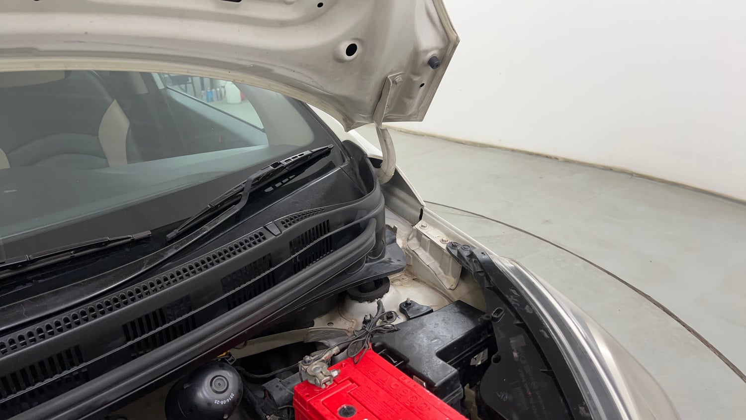 Used 2015 Hyundai Xcent Base 1.2 Petrol Manual engine ENGINE LEFT SIDE HINGE & APRON VIEW