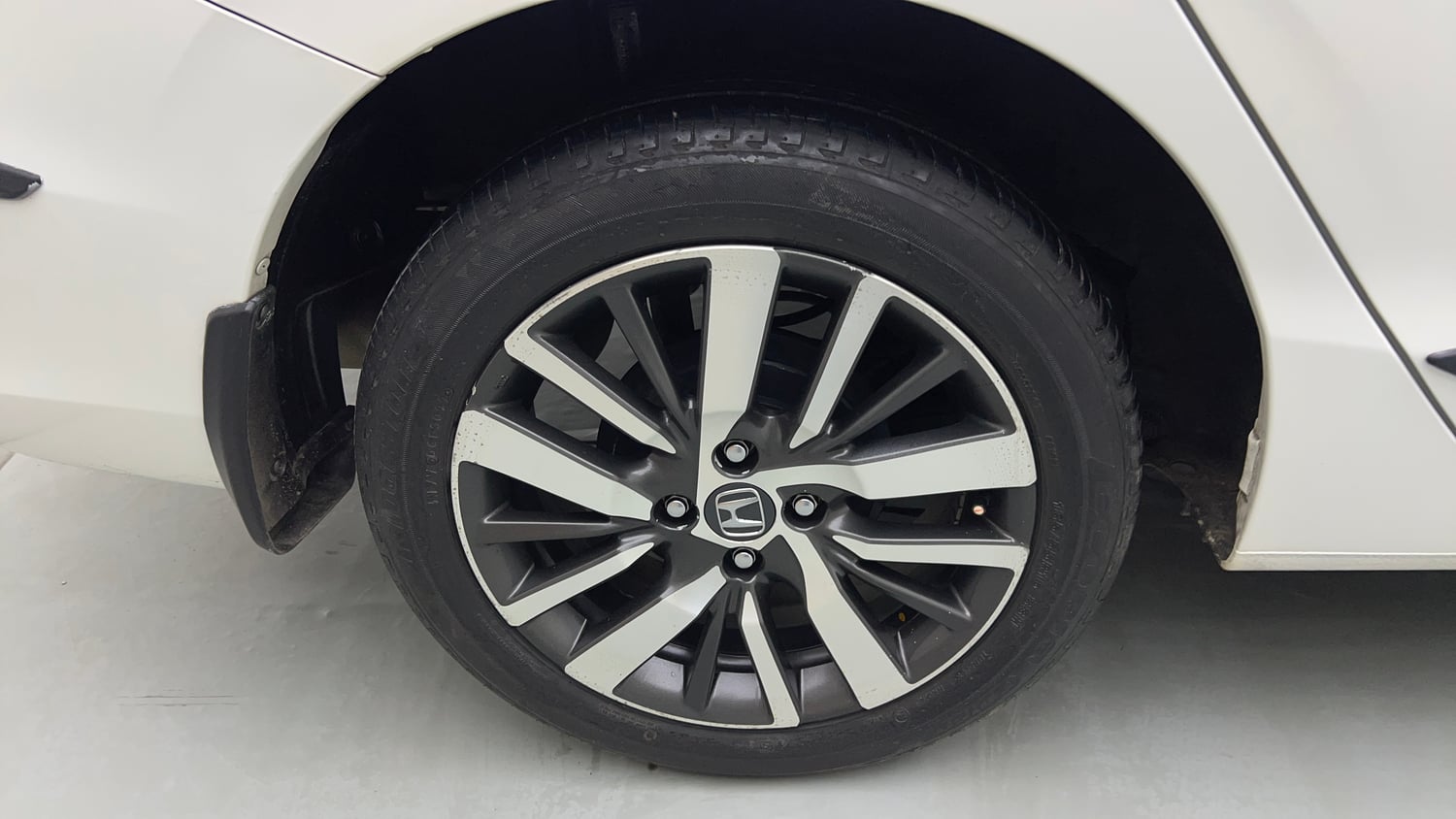 Used 2022 Honda City ZX CVT Petrol Petrol Automatic tyres RIGHT REAR TYRE RIM VIEW