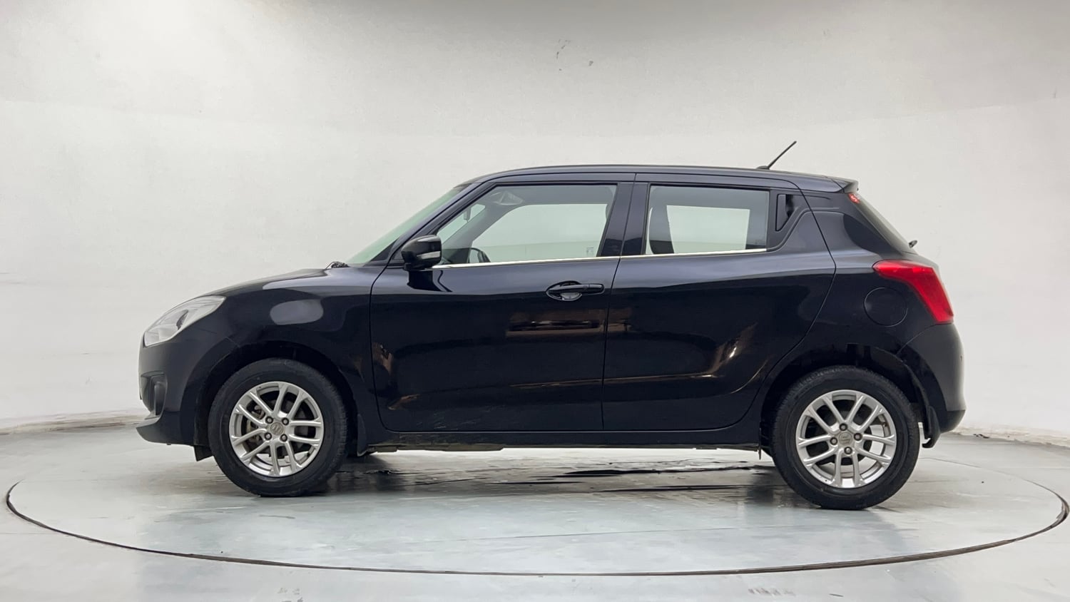 Used 2023 Maruti Suzuki Swift ZXi Petrol Manual exterior LEFT SIDE VIEW