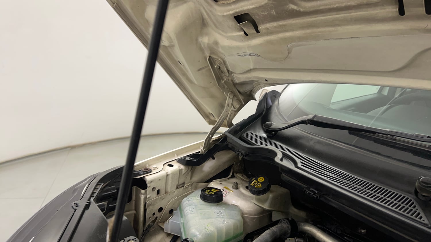 Used 2015 Ford EcoSport Titanium 1.5 TDCi (Opt) Diesel Manual engine ENGINE RIGHT SIDE HINGE & APRON VIEW