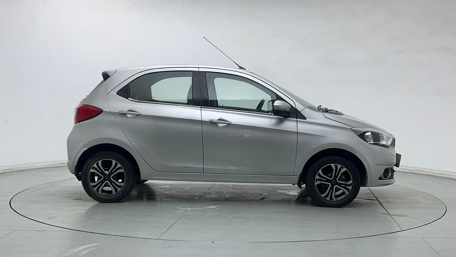Used 2019 Tata Tiago Revotron XZ w/o Alloy Petrol Manual exterior RIGHT SIDE VIEW