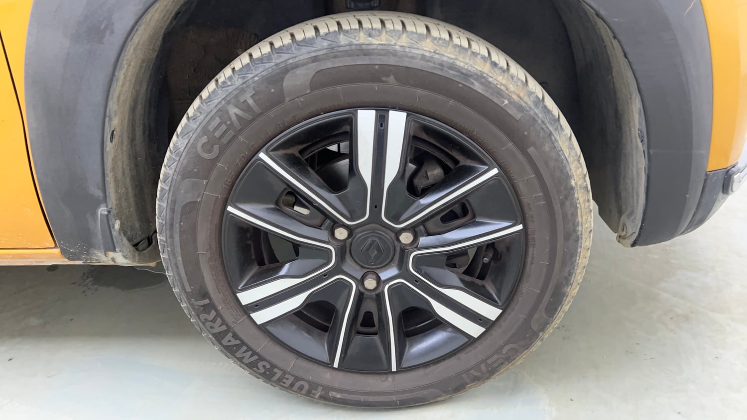 Used 2023 Renault Kwid CLIMBER AMT Petrol Automatic tyres RIGHT FRONT TYRE RIM VIEW