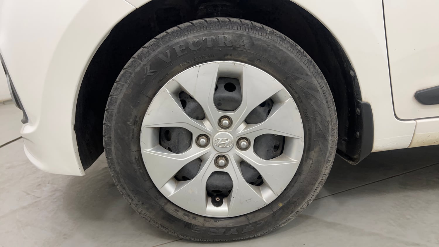 Used 2015 Hyundai Xcent Base 1.2 Petrol Manual tyres LEFT FRONT TYRE RIM VIEW