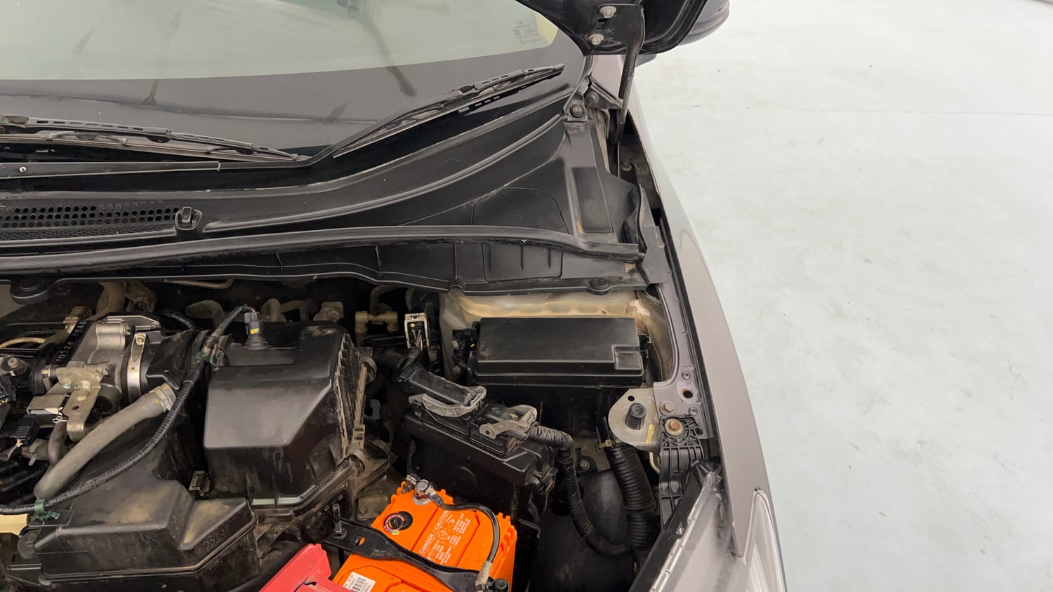 Used 2017 Honda City V CVT Petrol Petrol Automatic engine ENGINE LEFT SIDE HINGE & APRON VIEW