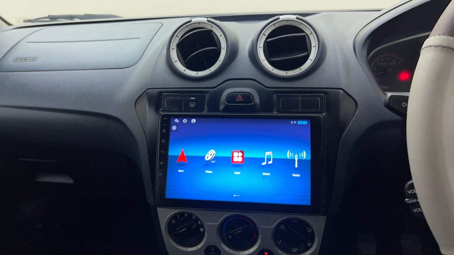 Used 2013 Ford Figo Duratec Petrol Titanium 1.2 Petrol Manual top_features Integrated (in-dash) music system
