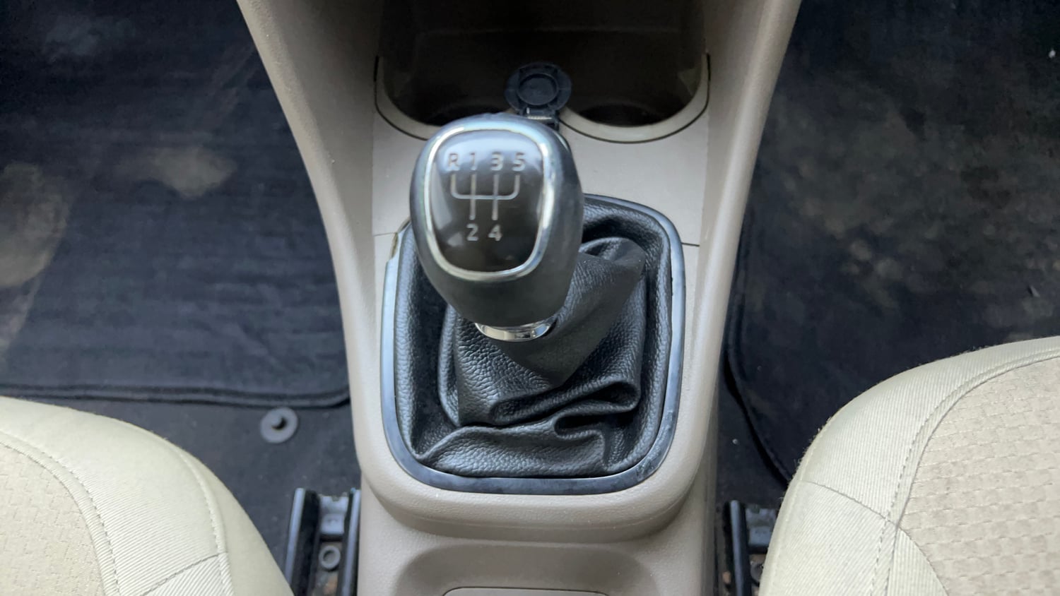 Used 2014 Skoda Rapid 1.6 MPI Ambition Plus Petrol Manual interior GEAR  KNOB VIEW