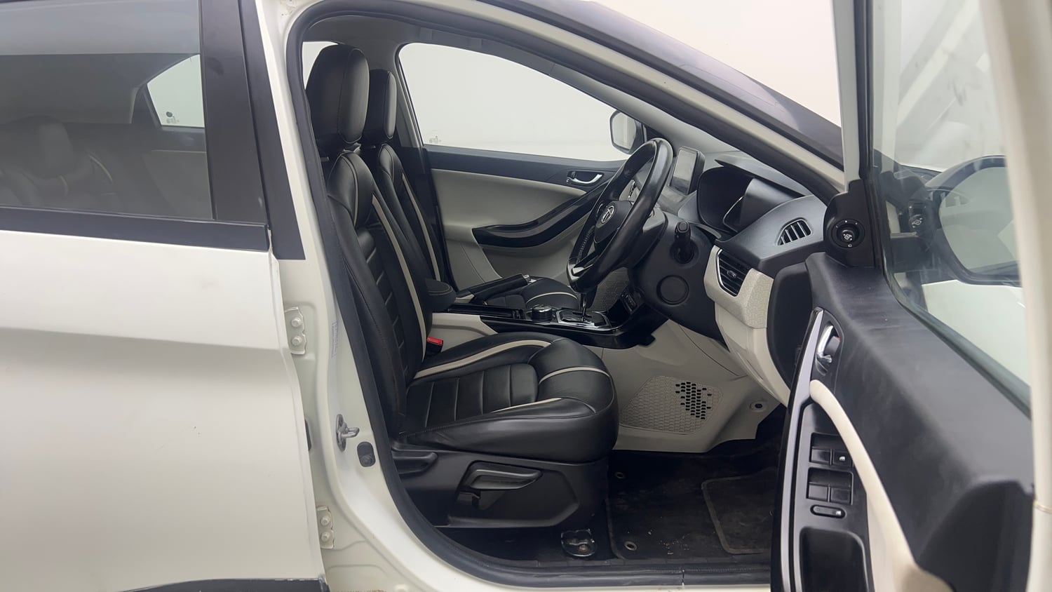 Used 2022 Tata Nexon XZA Plus (O) Petrol Automatic interior RIGHT SIDE FRONT DOOR CABIN VIEW