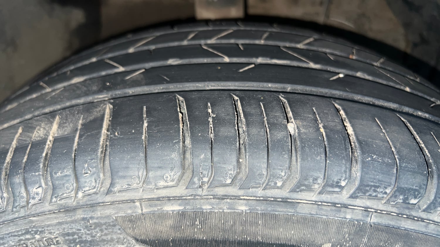 Used 2017 Volkswagen Ameo Highline Plus 1.5L AT (D)16 Alloy Diesel Automatic tyres RIGHT FRONT TYRE TREAD VIEW