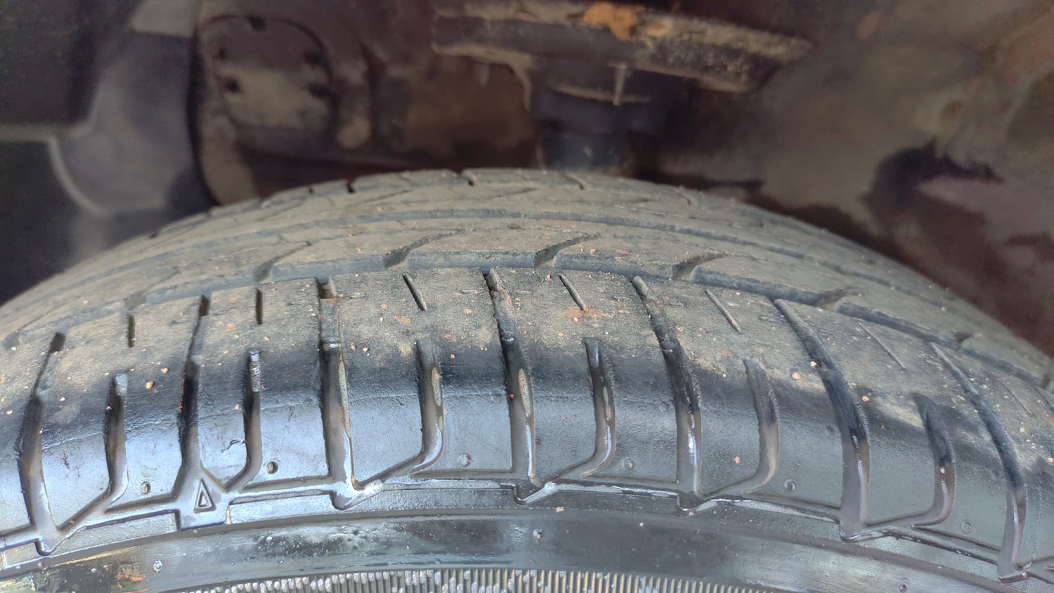 Used 2015 Hyundai Elite i20 Magna 1.2 Petrol Manual tyres LEFT FRONT TYRE TREAD VIEW