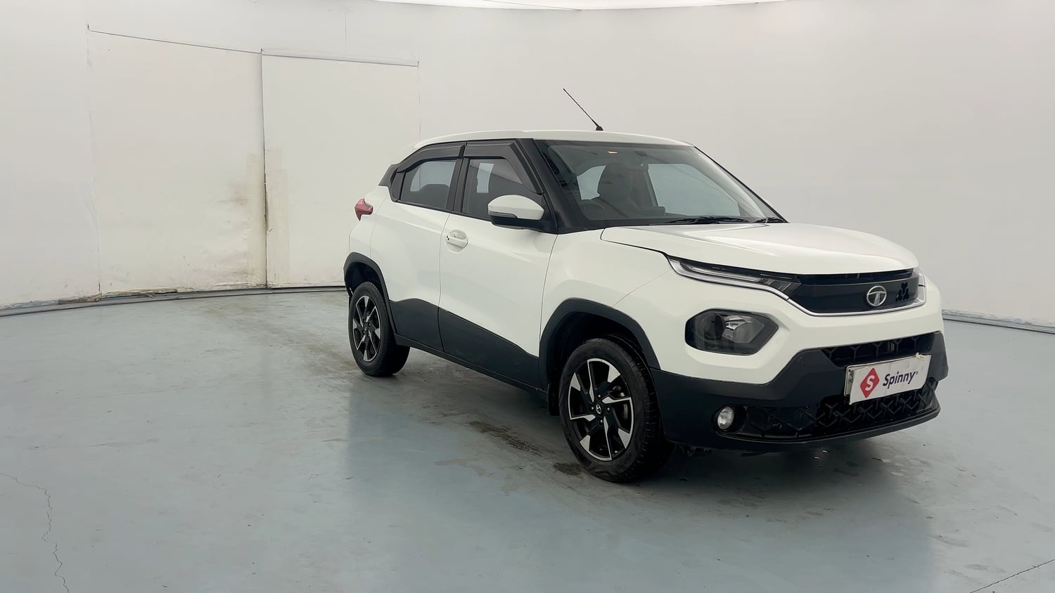 Used 2022 Tata Punch Accomplished Dazzle Pack MT Petrol Manual exterior RIGHT FRONT CORNER VIEW