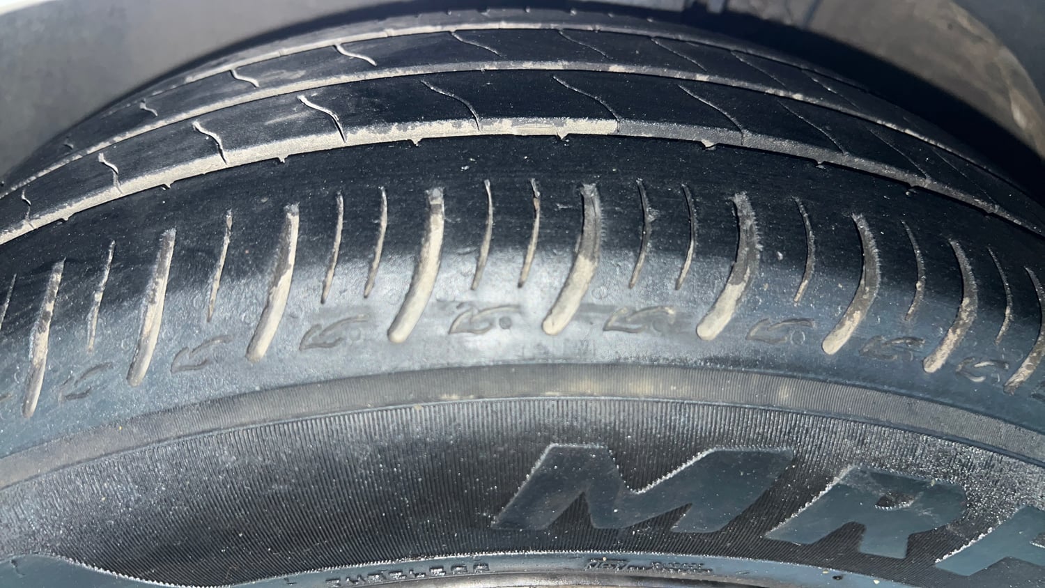Used 2016 volkswagen Ameo Comfortline 1.2 Petrol+cng(Outside fitted) Petrol+cng Manual tyres LEFT FRONT TYRE TREAD VIEW