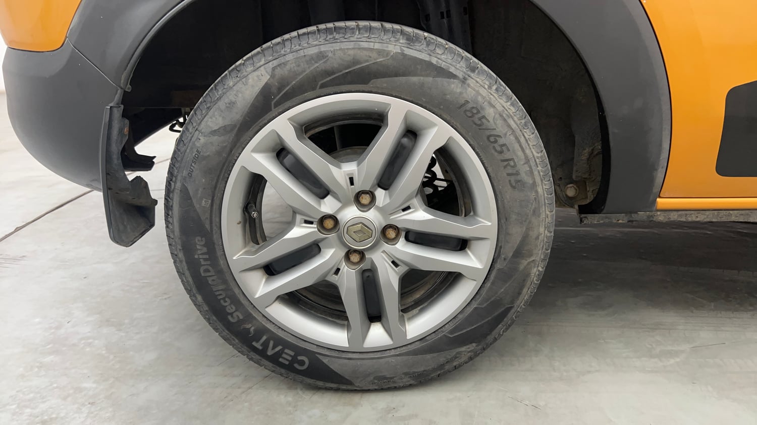 Used 2020 Renault Triber RXZ Petrol Manual tyres RIGHT REAR TYRE RIM VIEW