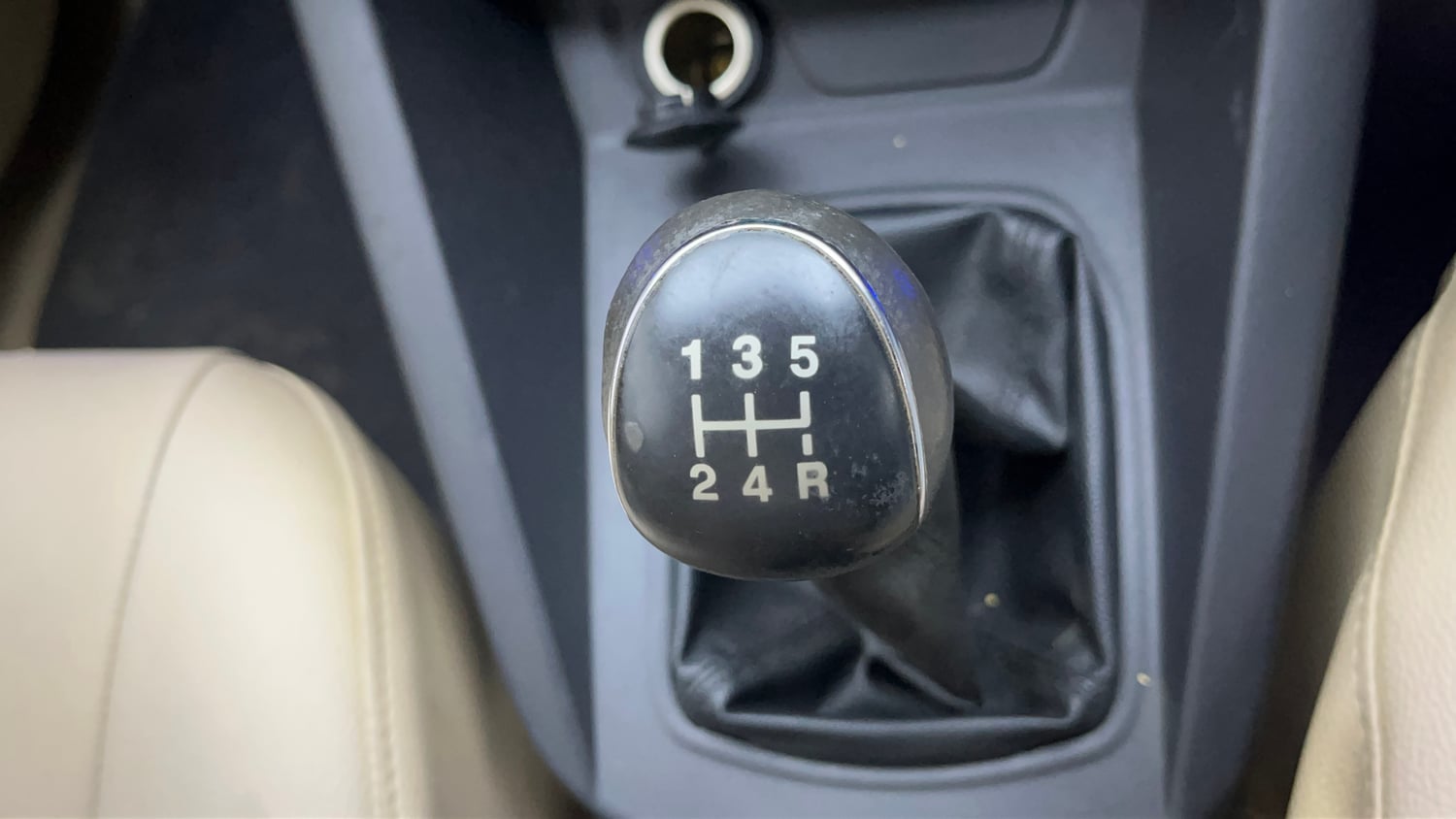 Used 2016 Ford Figo Aspire Titanium 1.2 Ti-VCT Petrol Manual interior GEAR  KNOB VIEW