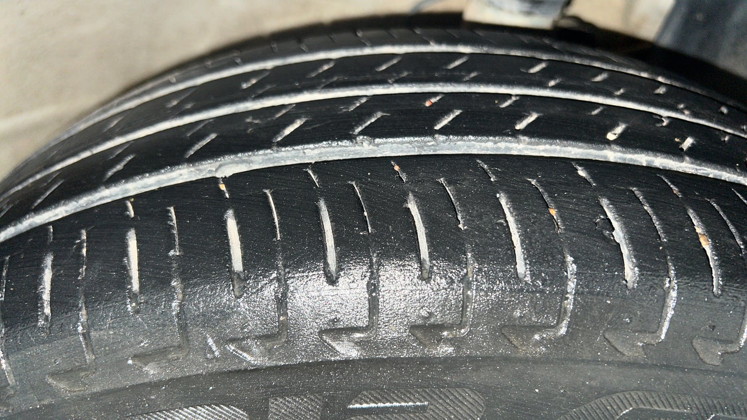Used 2024 Maruti Suzuki Ignis Zeta 1.2 AMT Petrol Automatic tyres RIGHT FRONT TYRE TREAD VIEW