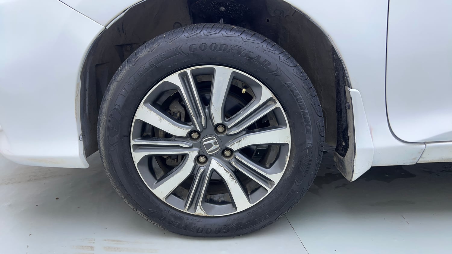 Used 2017 Honda City V Petrol Petrol Manual tyres LEFT FRONT TYRE RIM VIEW