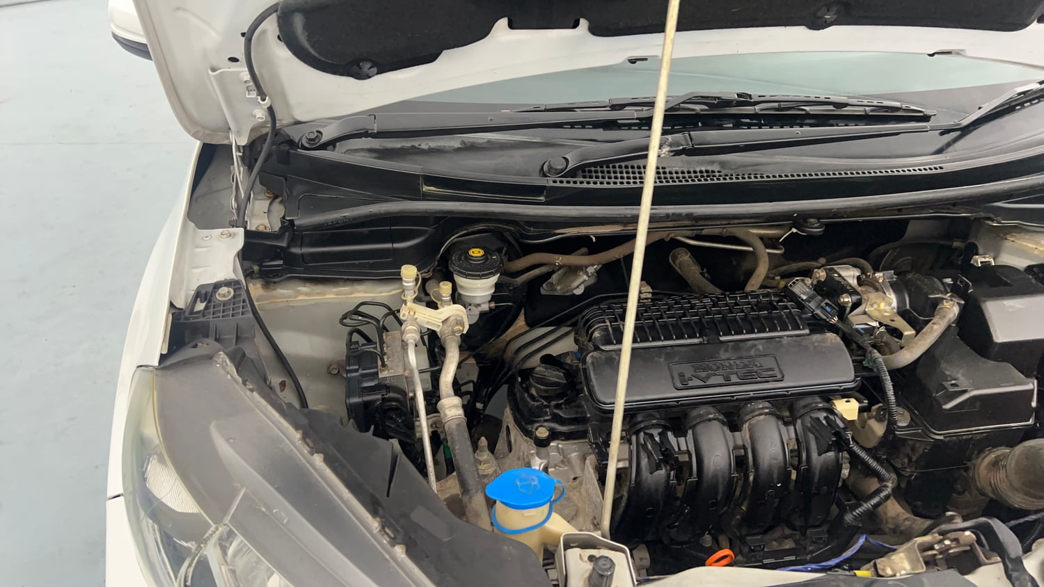 Used 2019 Honda WR-V Edge Edition Plus Petrol Petrol Manual engine ENGINE RIGHT SIDE HINGE & APRON VIEW