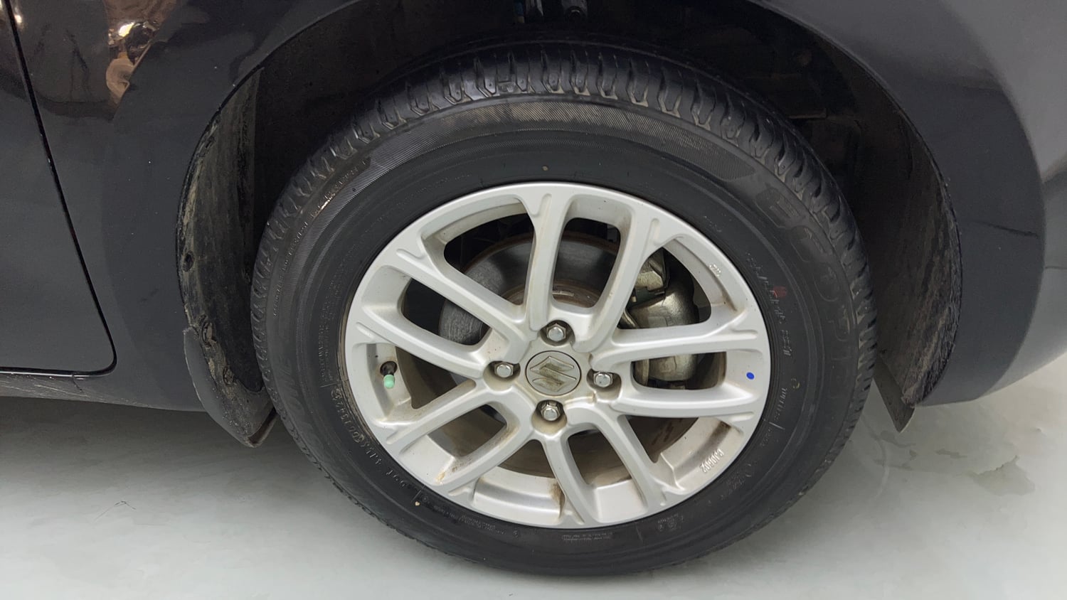 Used 2023 Maruti Suzuki Swift ZXi Petrol Manual tyres RIGHT FRONT TYRE RIM VIEW