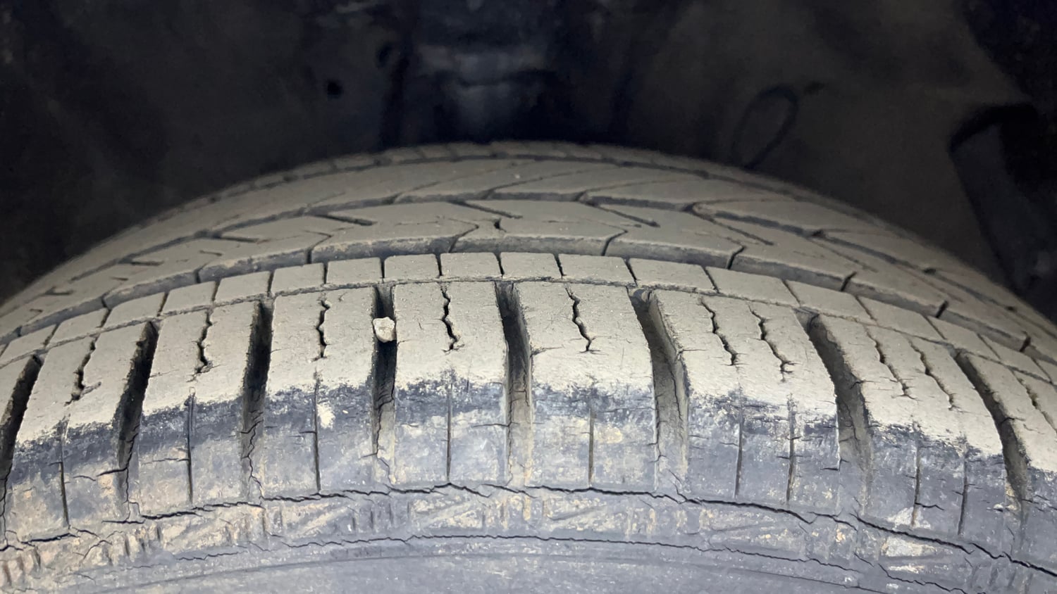 Used 2013 Hyundai i20 Sportz 1.2 Petrol Manual tyres RIGHT FRONT TYRE TREAD VIEW