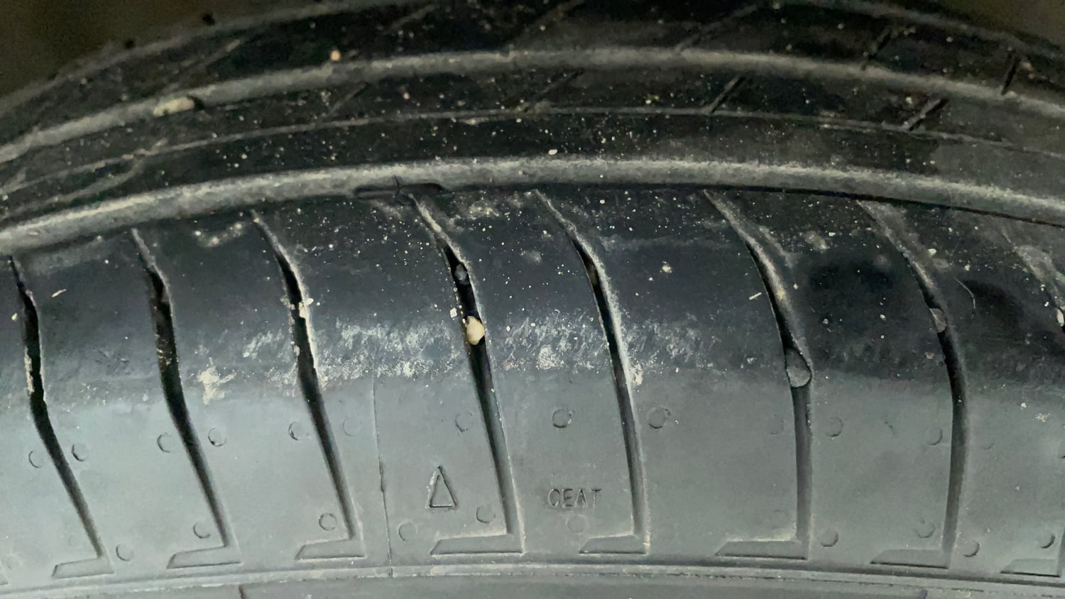 Used 2016 Maruti Suzuki Swift Lxi (O) Petrol Manual tyres RIGHT FRONT TYRE TREAD VIEW
