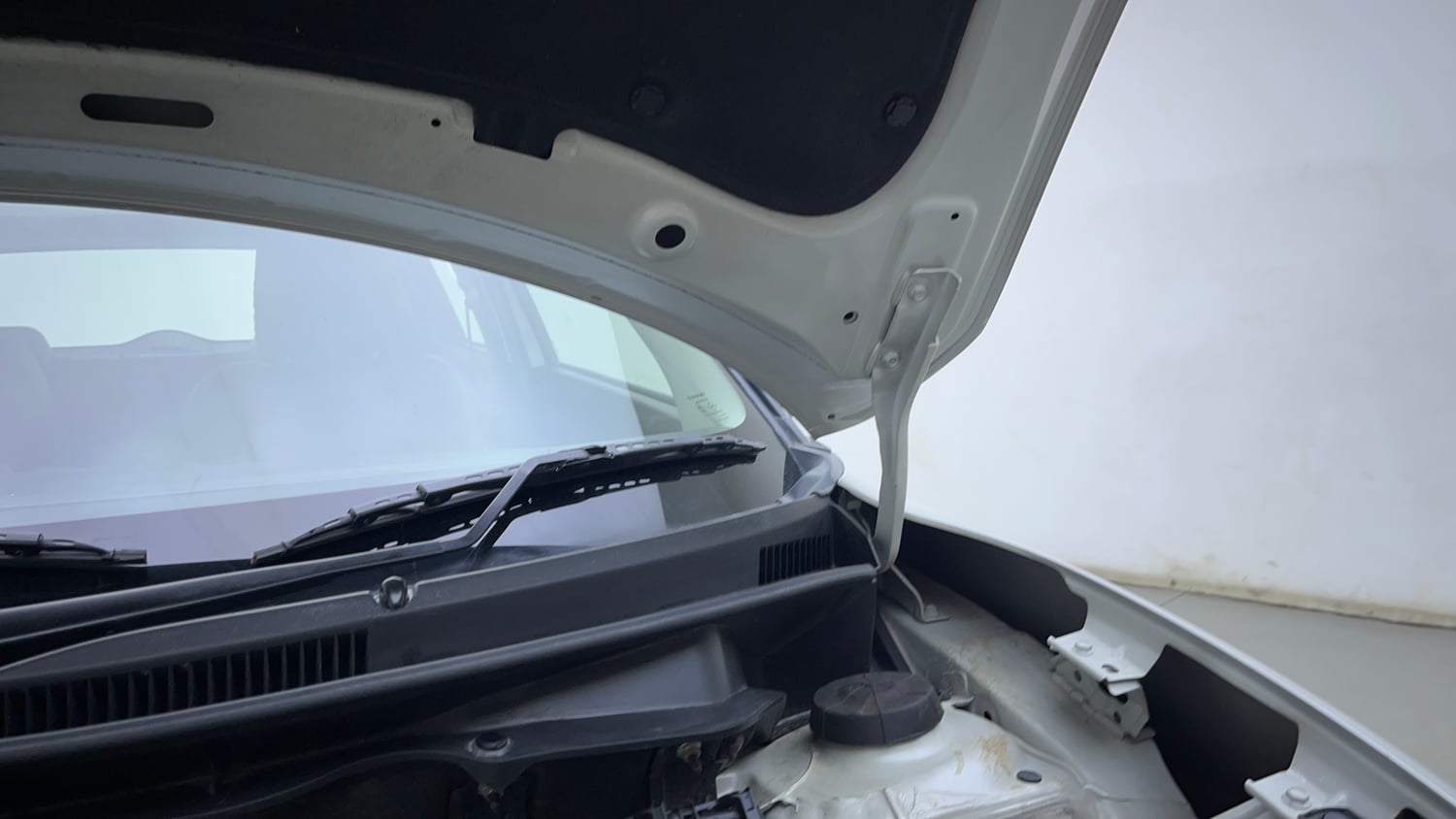 Used 2022 Maruti Suzuki Swift VXi AMT Petrol Automatic engine ENGINE LEFT SIDE HINGE & APRON VIEW