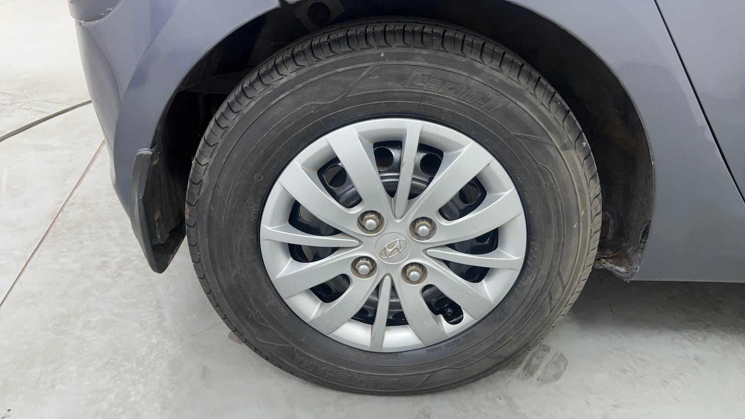 Used 2013 Hyundai i10 Magna 1.2 CNG (Outside Fitted) Cng Manual tyres RIGHT REAR TYRE RIM VIEW