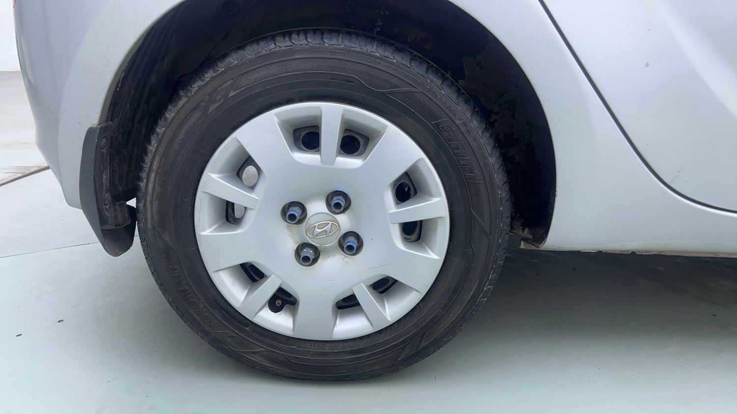 Used 2013 Hyundai i20 Magna 1.2 Petrol Manual tyres RIGHT REAR TYRE RIM VIEW