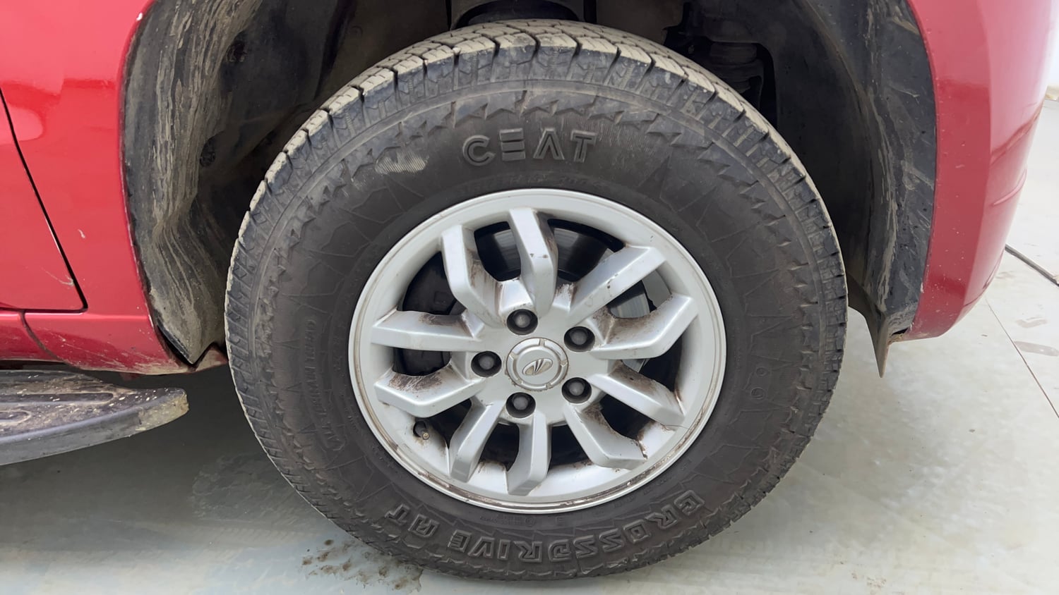 Used 2017 Mahindra TUV300 T8 mHAWK100 Diesel Manual tyres RIGHT FRONT TYRE RIM VIEW