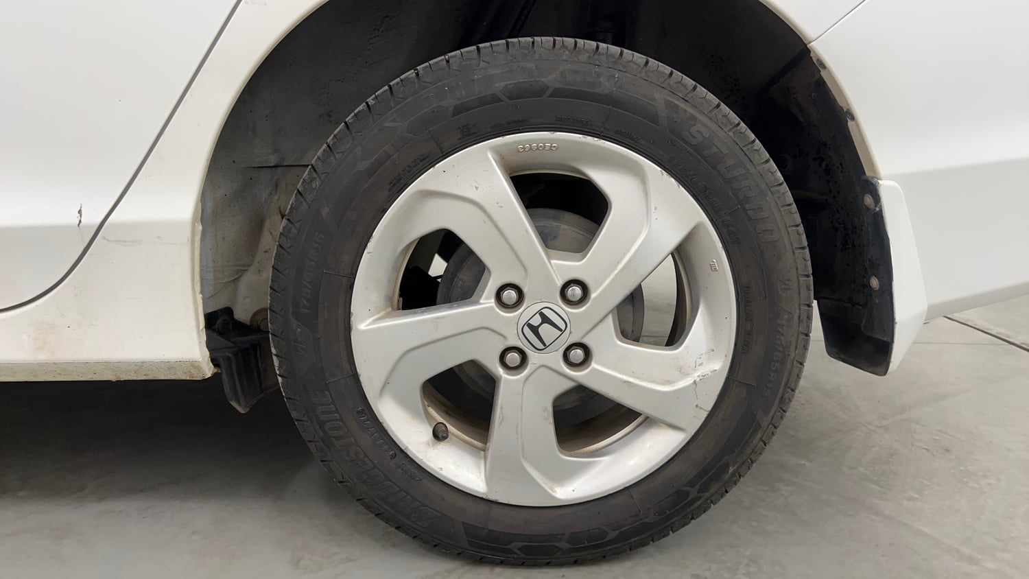 Used 2016 Honda City VX Petrol Manual tyres LEFT REAR TYRE RIM VIEW